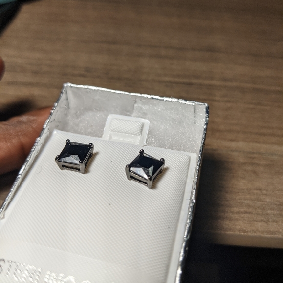 Square shaped 5mm black stud earrings - Picture 3 of 10